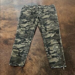 Stylish Women’s i Jeans by Buffalo Camo Skinny Jeans with zipper accents Size 30